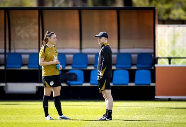 ZEIST - Romee Leuchter and national coach Arjan Veurink during a training session in preparation for the World Cup qualifiers against France. KOEN VAN WEEL ANP xVIxANPxSportx xxANPxIVx 555269097 originalFilename: 555269097.jpg