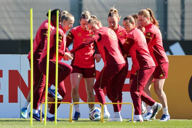 Herzogenaurach, Germany 08 April 2026 Training of the German national womens soccer team in preparation for the World Cup qualifiers in Herzogenaurach In the picture from left Nicole Anyomi Germany , partly hidden, Lea Schüller Schueller Germany , Franziska Kett Germany , Janina Minge Germany , Sarai Linder Germany , Carlotta Wamser Germany and Sjoeke Nüsken Nuesken Germany during training in the international match measure in Herzogenaurach Copyright: HMBxMedia MadeleinexFantini