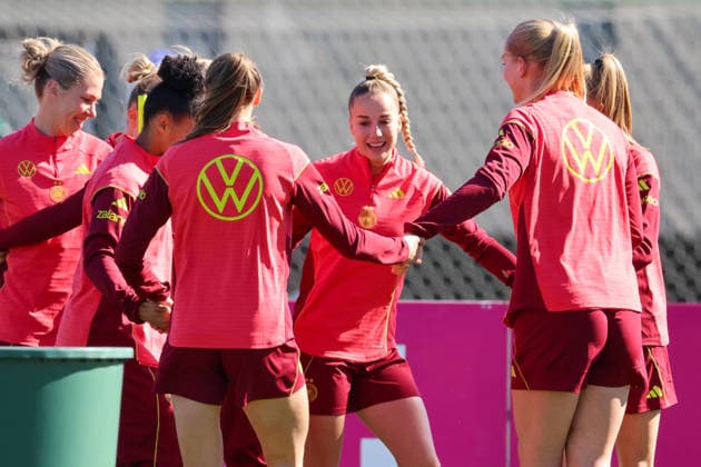 Herzogenaurach, Germany 08 April 2026 Training of the German womens national soccer team in preparation for the World Cup qualifiers in Herzogenaurach Pictured from left Rebecca Knaak Germany , Jule Brand Germany , Giulia Gwinn Germany and her teammates during training at the international match training facility in Herzogenaurach Copyright: HMBxMedia MadeleinexFantini