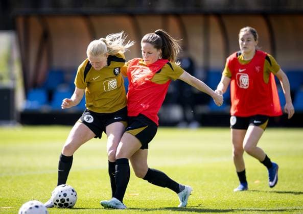 ZEIST - Linde Anna Veefkind and Marisa Olislagers during a training session in preparation for the World Cup qualifiers against France. KOEN VAN WEEL ANP xVIxANPxSportx xxANPxIVx 555269703 originalFilename: 555269703.jpg