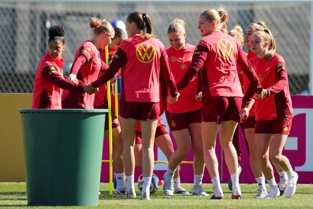 Herzogenaurach, Germany 08 April 2026 Training of the German national womens soccer team in preparation for the World Cup qualifiers in Herzogenaurach In the picture from left Shekiera Martinez Germany , Jella Veit Germany , Jule Brand Germany , Rebecca Knaak Germany , Camilla Küver Kuever Germany , Giulia Gwinn Germany , partially hidden, and Vivien Endemann Germany during training at the international match measure in Herzogenaurach Copyright: HMBxMedia MadeleinexFantini