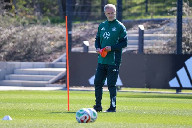 Herzogenaurach, Germany 08 April 2026 Training of the German womens national soccer team in preparation for the World Cup qualifiers in Herzogenaurach In the picture national coach Christian Wück Wueck Germany during training in the international match measure in Herzogenaurach Copyright: HMBxMedia MadeleinexFantini