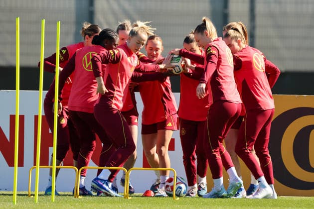 Herzogenaurach, Germany 08 April 2026 Training of the German national womens soccer team in preparation for the World Cup qualifiers in Herzogenaurach In the picture from left Nicole Anyomi Germany , Lea Schüller Schueller Germany , Lisanne Gräwe Graewe Germany , Carlotta Wamser Germany , partly hidden, Sarai Linder Germany and Janina Minge Germany during training in the international match measure in Herzogenaurach Copyright: HMBxMedia MadeleinexFantini