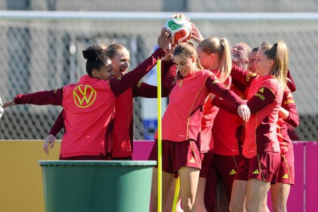 Herzogenaurach, Germany 08 April 2026 Training of the German womens national soccer team in preparation for the World Cup qualifiers in Herzogenaurach Pictured from left Shekiera Martinez Germany , Franziska Kett Germany , Jule Brand Germany , Camilla Küver Kuever Germany and Vivien Endemann Germany during training at the international match facility in Herzogenaurach Copyright: HMBxMedia MadeleinexFantini
