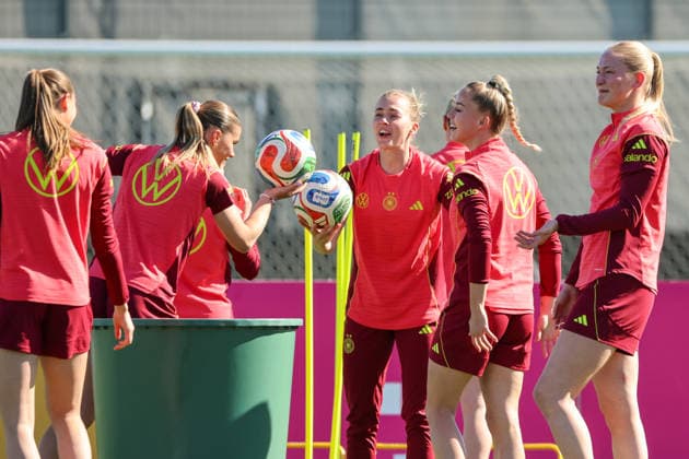 Herzogenaurach, Germany 08 April 2026 Training of the German womens national soccer team in preparation for the World Cup qualifiers in Herzogenaurach Pictured from left Jule Brand Germany , Selina Cerci Germany , Laura Freigang Germany , Giulia Gwinn Germany and Camilla Küver Kuever Germany during training at the international match training facility in Herzogenaurach Copyright: HMBxMedia MadeleinexFantini