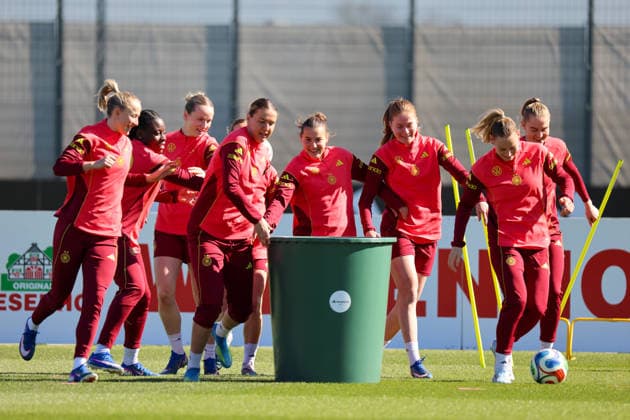 Herzogenaurach, Germany 08 April 2026 Training of the German womens national soccer team in preparation for the World Cup qualifiers in Herzogenaurach Pictured from left Lea Schüller Schueller Germany , Nicole Anyomi Germany , Franziska Kett Germany , Larissa Mühlhaus Muehlhaus Germany , Carlotta Wamser Germany , Sjoeke Nüsken Nuesken Germany , Sarai Linder Germany and Janina Minge Germany during training at the international match training facility in Herzogenaurach Copyright: HMBxMedia MadeleinexFantini