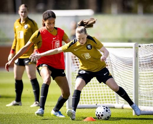 ZEIST - Nina Nijstad and Janou Levels during a training session in preparation for the World Cup qualifiers against France. KOEN VAN WEEL ANP xVIxANPxSportx xxANPxIVx 555269998 originalFilename: 555269998.jpg