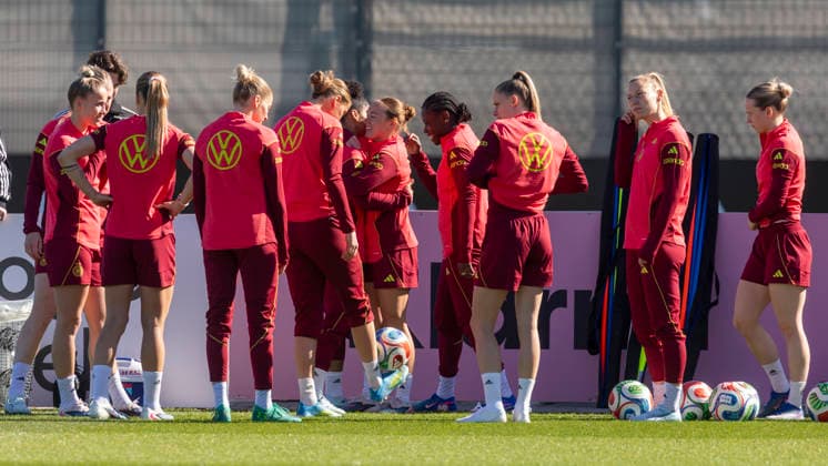Report 08 04 2026 Training of the German womens national soccer team on the occasion of the World Cup qualifying matches against Austria at the adidas home ground in Herzogenaurach Meet and greet at the start Herzogenaurach Bavaria Germany