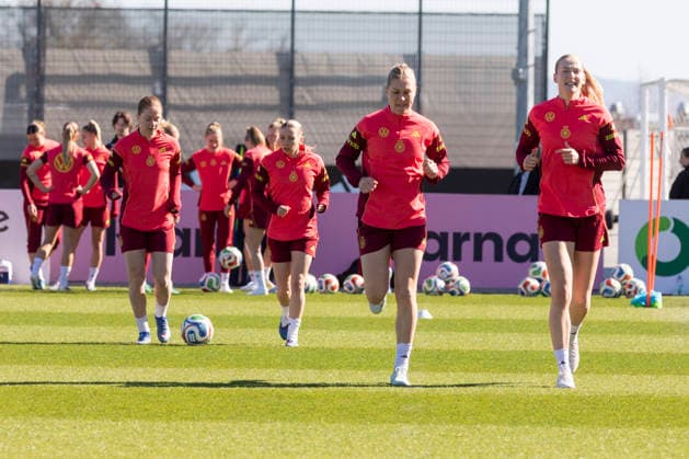 Report 08 04 2026 Training of the German womens national soccer team on the occasion of the World Cup qualifiers against Austria at the adidas home ground in Herzogenaurach Sjoeke Nüsken, Elisa Senss, Rebecca Knaak and Camilla Küver warming up Herzogenaurach Bavaria Germany