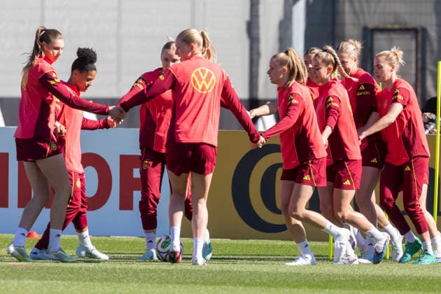 Report 08 04 2026 Training of the German womens national soccer team on the occasion of the World Cup qualifying matches against Austria at the adidas home ground in Herzogenaurach Hold hands and go Herzogenaurach Bavaria Germany