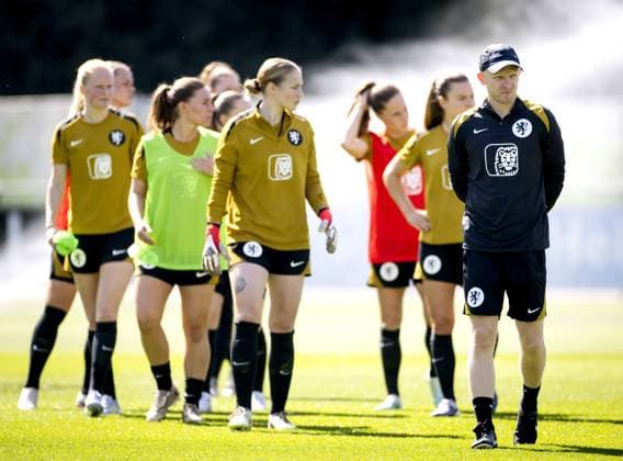 ZEIST - National coach Arjan Veurink during a training session in preparation for the World Cup qualifiers against France. KOEN VAN WEEL ANP xVIxANPxSportx xxANPxIVx 555270739 originalFilename: 555270739.jpg