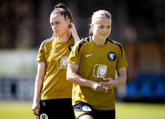ZEIST - Romee Leuchter and Ilse van der Zanden during a training session in preparation for the World Cup qualifiers against France. KOEN VAN WEEL ANP xVIxANPxSportx xxANPxIVx 555271500 originalFilename: 555271500.jpg