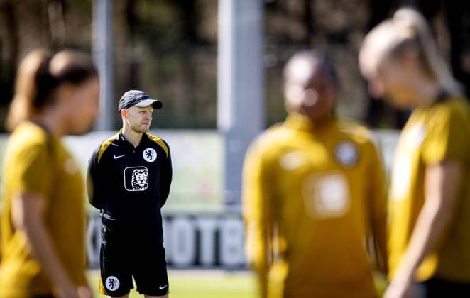 ZEIST - National coach Arjan Veurink during a training session in preparation for the World Cup qualifiers against France. KOEN VAN WEEL ANP xVIxANPxSportx xxANPxIVx 555271503 originalFilename: 555271503.jpg