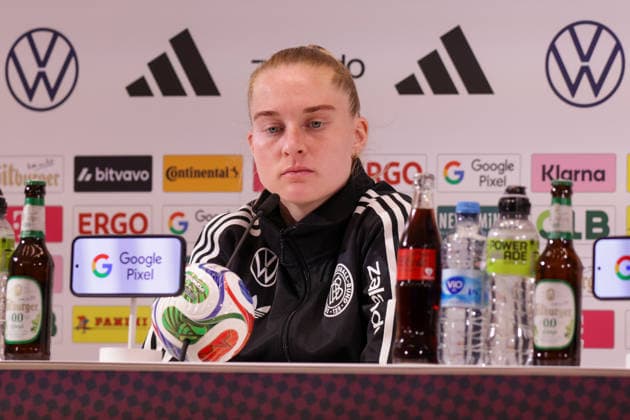 08 04 2026, xgrfx, Football DFB Media Dates, German Womens National Team Training v l Janina Minge German Womens National Team DFL DFB REGULATIONS PROHIBIT ANY USE OF PHOTOGRAPHS as IMAGE SEQUENCES and or QUASI VIDEO Herzogenaurach