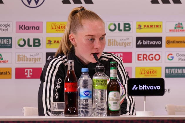08 04 2026, xgrfx, Football DFB Media Dates, German Womens National Team Training v l Janina Minge German Womens National Team DFL DFB REGULATIONS PROHIBIT ANY USE OF PHOTOGRAPHS as IMAGE SEQUENCES and or QUASI VIDEO Herzogenaurach