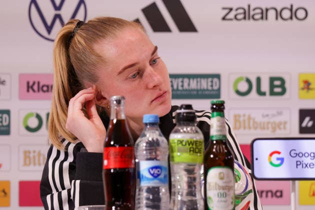 08 04 2026, xgrfx, Football DFB Media Dates, German Womens National Team Training v l Janina Minge German Womens National Team DFL DFB REGULATIONS PROHIBIT ANY USE OF PHOTOGRAPHS as IMAGE SEQUENCES and or QUASI VIDEO Herzogenaurach