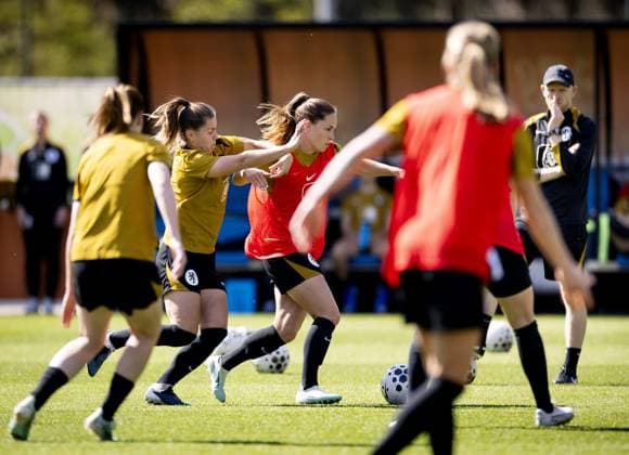 ZEIST - Victoria Pelova, Marisa Olislagers and national coach Arjan Veurink during a training session in preparation for the World Cup qualifiers against France. KOEN VAN WEEL ANP xVIxANPxSportx xxANPxIVx 555273092 originalFilename: 555273092.jpg