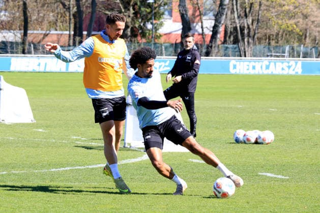 DEU, DFL, 2 FBL Hertha BSC, Training, 08 04 2026, Sportforum, Berlin, DEU, DFL, 2 FBL Hertha BSC, Training, im Bild Niklas Kolbe Hertha BSC Berlin 27 ,Jeremy Dudziak Hertha BSC Berlin 28 , Head coach Stefan Leitl Hertha BSC Berlin DFL regulations prohibit any use of Photographs as image sequences and or quasi video nordphotoxGmbHx xEngler nph00076