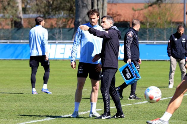 DEU, DFL, 2 FBL Hertha BSC, Training, 08 04 2026, Sportforum, Berlin, DEU, DFL, 2 FBL Hertha BSC, Training, im Bild Cheftrainer Stefan Leitl Hertha BSC Berlin , Linus Gechter Hertha BSC Berlin 44 DFL regulations prohibit any use of Photographs as image sequences and or quasi video nordphotoxGmbHx xEngler nph00076