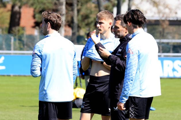DEU, DFL, 2 FBL Hertha BSC, Training, 08 04 2026, Sportforum, Berlin, DEU, DFL, 2 FBL Hertha BSC, Training, in the picture head coach Stefan Leitl Hertha BSC Berlin , Fabian Reese Hertha BSC Berlin 11 , Marten Winkler Hertha BSC Berlin 22 , Leon Jensen Hertha BSC Berlin 5 DFL regulations prohibit any use of Photographs as image sequences and or quasi video nordphotoxGmbHx xEngler nph00076