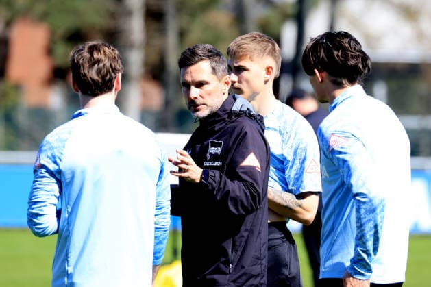 DEU, DFL, 2 FBL Hertha BSC, Training, 08 04 2026, Sportforum, Berlin, DEU, DFL, 2 FBL Hertha BSC, Training, in the picture head coach Stefan Leitl Hertha BSC Berlin , Fabian Reese Hertha BSC Berlin 11 , Marten Winkler Hertha BSC Berlin 22 , Leon Jensen Hertha BSC Berlin 5 DFL regulations prohibit any use of Photographs as image sequences and or quasi video nordphotoxGmbHx xEngler nph00076