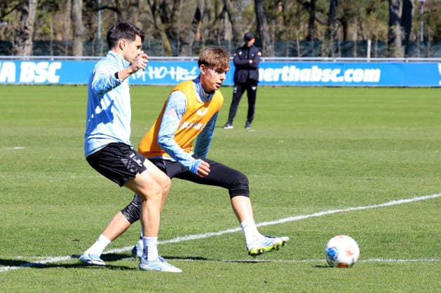 DEU, DFL, 2 FBL Hertha BSC, Training, 08 04 2026, Sportforum, Berlin, DEU, DFL, 2 FBL Hertha BSC, Training, im Bild Kennet Eichhorn Hertha BSC Berlin 23 , Josip Brekalo Hertha BSC Berlin 7 DFL regulations prohibit any use of Photographs as image sequences and or quasi video nordphotoxGmbHx xEngler nph00076