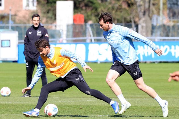 DEU, DFL, 2 FBL Hertha BSC, Training, 08 04 2026, Sportforum, Berlin, DEU, DFL, 2 FBL Hertha BSC, Training, pictured Dawid Kownacki Hertha BSC Berlin 9 , Linus Gechter Hertha BSC Berlin 44 , Head coach Stefan Leitl Hertha BSC Berlin DFL regulations prohibit any use of Photographs as image sequences and or quasi video nordphotoxGmbHx xEngler nph00076
