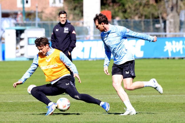 DEU, DFL, 2 FBL Hertha BSC, Training, 08 04 2026, Sportforum, Berlin, DEU, DFL, 2 FBL Hertha BSC, Training, pictured Dawid Kownacki Hertha BSC Berlin 9 , Linus Gechter Hertha BSC Berlin 44 , Head coach Stefan Leitl Hertha BSC Berlin DFL regulations prohibit any use of Photographs as image sequences and or quasi video nordphotoxGmbHx xEngler nph00076