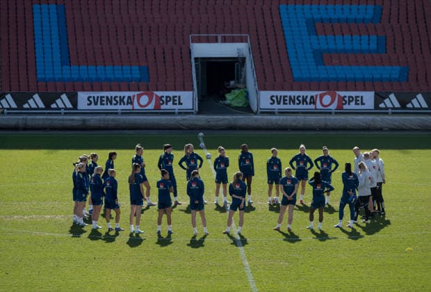 260408 The team of Sweden gathers at a training session on April 8, 2026 in Gothenburg Photo Daniel Stiller BILDBYRAN code DS DS0569 fotboll football soccer fotball träning practice training sverige sweden dam bbeng sverige sweden  Copyright: DANIELxSTILLER BB260408DS005