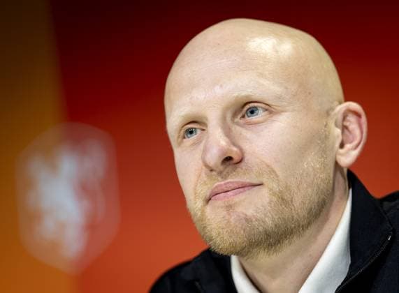 ZEIST - National coach Arjan Veurink during a press conference, PK, Pressekonferenz in preparation for the World Cup qualifiers against France. KOEN VAN WEEL ANP xVIxANPxSportx xxANPxIVx 555279297 originalFilename: 555279297.jpg