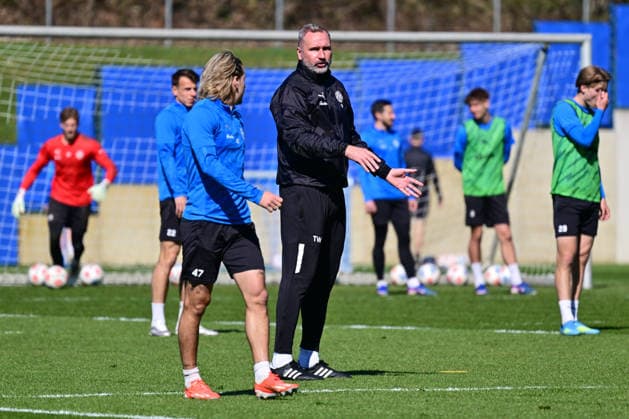 08 04 2026, Football, Men, 2 BL, Season 2025 2026, Training Holstein Kiel Coach Tim Walter Kiel with John Tolkin Kiel, Projensdorf Projensdorf, Training ground Schleswig Holstein Germany