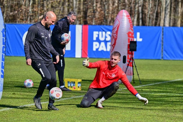 08 04 2026, Soccer, Men, 2 BL, Season 2025 2026, Training Holstein Kiel Goalkeeper Timon Weiner Kiel, Projensdorf Projensdorf, Training ground Schleswig Holstein Germany