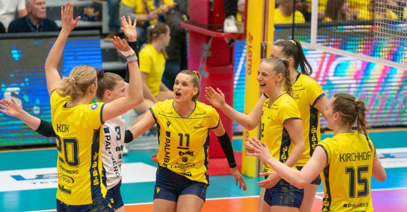 8 4 2026, Volleyball, Women, VBL, 1 VBL, 1 Volleyball Bundesliga, Season 2025 26, Playoffs, Semi-final, 2 Match, SSC Palmberg Schwerin VfB Suhl Lotto Thüringen, The players of SSC Palmberg Schwerin cheer Schwerin Palmberg Arena Mecklenburg-Vorpommern Germany