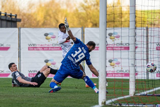 Torchance durch Abdenego Nankishi (VfB Stuttgart II, 17) gehalten pariert durch Christian Ortag (SSV Ulm 1846 Fussball, 39), VfB Stuttgart II vs. SSV Ulm 1846 Fussball, Fussball, 3. Liga, 32. Spieltag, 08.04.2026 DFB regulations prohibit any use of photographs as image sequences and or quasi-video Aspach Baden-Wuerttemberg Deutschland *** Goal chance by Abdenego Nankishi VfB Stuttgart II, 17 held parried by Christian Ortag SSV Ulm 1846 Fussball, 39 , VfB Stuttgart II vs SSV Ulm 1846 Fussball, Fußball, 3 Liga, 32 Spieltag, 08 04 2026 DFB regulations prohibit any use of photographs as image sequences and or quasi video Aspach Baden Wuerttemberg Germany Copyright: xkolbert-press PhilipxZieglerx