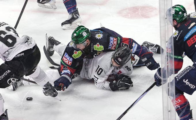 Kai Wissmann, Tanner Kero Zweikampf Spielszene Aktion Eishockey Penny DEL Deutsche Eishockey Liga Play Off Halbfinale 1.Spiel Saison 2025 2026 08.04.2026 EHC Eisbären Berlin EBB vs. Kölner Haie KEC *** Kai Wissmann, Tanner Kero duel match scene action sport ice hockey penny DEL German Ice Hockey League Play Off semi-final 1 match season 2025 2026 08 04 2026 EHC Eisbären Berlin EBB vs Kölner Haie KEC