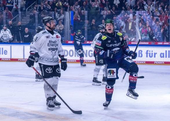 Eishockey, Herren, Saison 2025 2026, Penny DEL (Halbfinale, Spiel 1), Eisbären Berlin - Köln, rechts Moritz Kretzschmar (Eisbären Berlin), Jubel nach Tor zum 2:0, 08.04. 2026, *** Ice hockey, men, season 2025 2026, Penny DEL semi-final, game 1 , Eisbären Berlin Köln, right Moritz Kretzschmar Eisbären Berlin , cheering after scoring 2 0, 08 04 2026, Copyright: xMatthiasxKochx