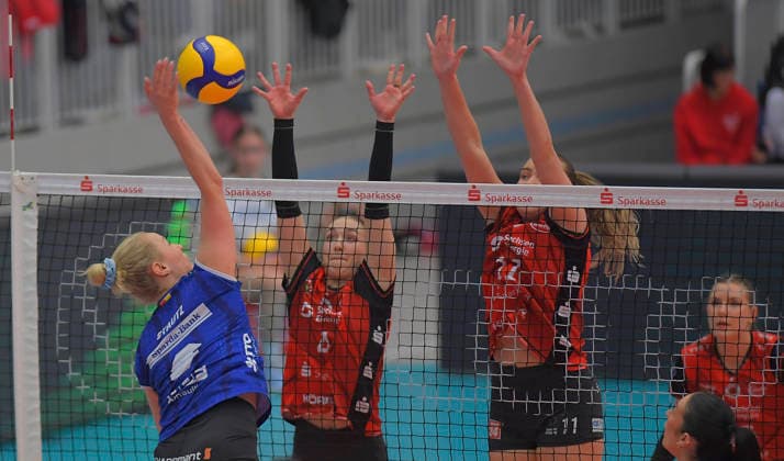 8 April 2026, Stuttgarts Antonia Stautz and Dresdens Jette Kuipers and Amanda Siksna, volleyball, Bundesliga, Dresdner SC Allianz MTV Stuttgart, semi-final, c Dresden