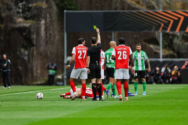 April 8, 2026, Braga, Braga, Portugal: Gustaf Lagerbielke of Real Betis receives a yellow card during UEFA Europa League 2025 26 Quarter-Final Leg One match between SC Braga and Real Betis Balompie at Estadio Municipal de Braga on April 08, 2026 in Braga, Portugal Uefa Europe League Sc Braga X Real Betis  - ZUMAe141 20260408_zsp_e141_011 Copyright: xLuisxEirasx