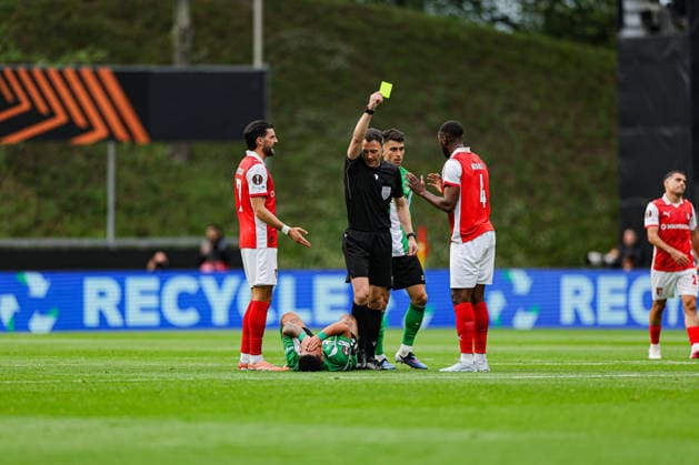 April 8, 2026, Braga, Braga, Portugal: Sikou Niakate of Sc Braga receives a yellow card during UEFA Europa League 2025 26 Quarter-Final Leg One match between SC Braga and Real Betis Balompie at Estadio Municipal de Braga on April 08, 2026 in Braga, Portugal Uefa Europe League Sc Braga X Real Betis  - ZUMAe141 20260408_zsp_e141_015 Copyright: xLuisxEirasx