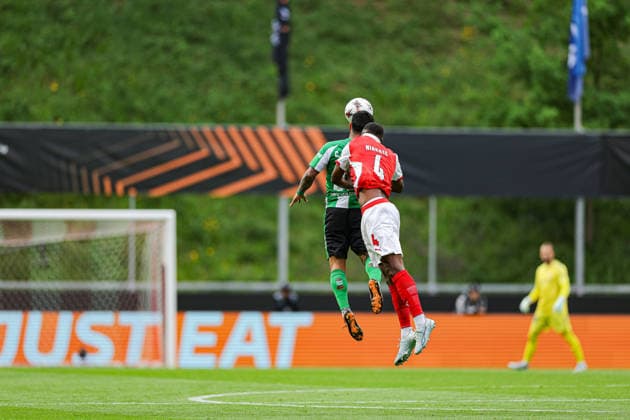 April 8, 2026, Braga, Braga, Portugal: Cucho Hernandez of Real Betis and Sikou Niakate of Sc Braga in action during UEFA Europa League 2025 26 Quarter-Final Leg One match between SC Braga and Real Betis Balompie at Estadio Municipal de Braga on April 08, 2026 in Braga, Portugal Uefa Europe League Sc Braga X Real Betis  - ZUMAe141 20260408_zsp_e141_017 Copyright: xLuisxEirasx