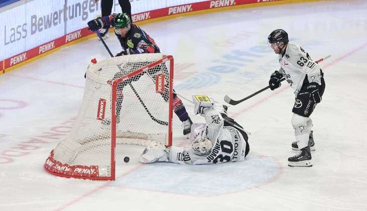 Marcel Noebels erzielt das Tor zum 3:1 gegen Torwart Janne Juvonen, Patrick Russell Zweikampf Spielszene Aktion Eishockey Penny DEL Deutsche Eishockey Liga Play Off Halbfinale 1.Spiel Saison 2025 2026 08.04.2026 EHC Eisbären Berlin EBB vs. Kölner Haie KEC *** Marcel Noebels scores the goal for 3 1 against goalkeeper Janne Juvonen, Patrick Russell duel Game scene Action Sport Ice Hockey Penny DEL German Ice Hockey League Play Off Semi Final 1 Game Season 2025 2026 08 04 2026 EHC Eisbären Berlin EBB vs Kölner Haie KEC
