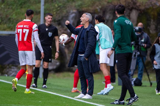 April 8, 2026, Braga, Braga, Portugal: BRAGA, PORTUGAL - APRIL 08: CARLOS VICENS head coach of SC Braga is seen on action during the UEFA Europa League 2025 26 Quarter-Final Leg One match between SC Braga and Real Betis Balompie at Estadio Municipal de Braga on April 08, 2026 in Braga, Portugal. SC Braga X Real Betis - UEFA Europa League 2025 26  - ZUMAl192 20260408_zsp_l192_030 Copyright: xMiguelxLemosx