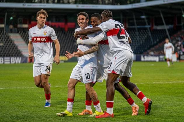 Nicolas Sessa (VfB Stuttgart II, 10) jubelt nach seinem Treffer zum 1:0 mit Christopher Olivier (VfB Stuttgart II, 24), Mansour Ouro-Tagba (VfB Stuttgart II, 27) und Abdenego Nankishi (VfB Stuttgart II, 17), VfB Stuttgart II vs. SSV Ulm 1846 Fussball, Fussball, 3. Liga, 32. Spieltag, 08.04.2026 DFB regulations prohibit any use of photographs as image sequences and or quasi-video Aspach Baden-Wuerttemberg Deutschland *** Nicolas Sessa VfB Stuttgart II, 10 celebrates after his goal for 1 0 with Christopher Olivier VfB Stuttgart II, 24 , Mansour Ouro Tagba VfB Stuttgart II, 27 and Abdenego Nankishi VfB Stuttgart II, 17 , VfB Stuttgart II vs SSV Ulm 1846 Football, Soccer, Soccer, 3 Liga, 32 Matchday, 08 04 2026 DFB regulations prohibit any use of photographs as image sequences and or quasi video Aspach Baden Wuerttemberg Germany Copyright: xkolbert-press PhilipxZieglerx