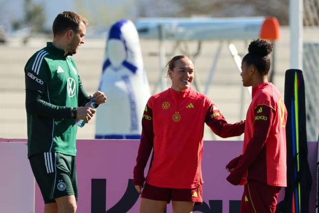 Herzogenaurach, Germany 08 April 2026 Training of the German womens national soccer team in preparation for the World Cup qualifiers in Herzogenaurach Pictured from left athletics coach Julius Balsmeier Germany , Lisanne Gräwe Graewe Germany , Shekiera Martinez Germany Copyright: HMBxMedia MadeleinexFantini