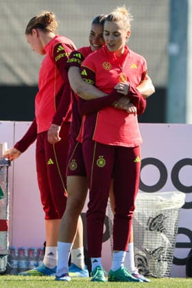 Herzogenaurach, Germany 08 April 2026 Training of the German womens national soccer team in preparation for the World Cup qualifiers in Herzogenaurach Pictured from left Selina Cerci Germany and Laura Freigang Germany Copyright: HMBxMedia MadeleinexFantini