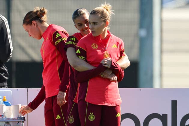 Herzogenaurach, Germany 08 April 2026 Training of the German womens national soccer team in preparation for the World Cup qualifiers in Herzogenaurach Pictured from left Larissa Mühlhaus Muehlhaus Germany , Selina Cerci Germany and Laura Freigang Germany Copyright: HMBxMedia MadeleinexFantini