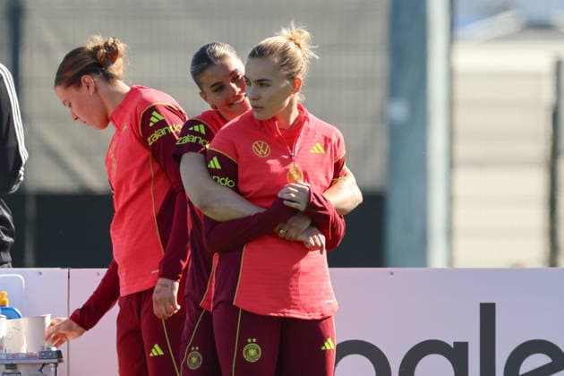 Herzogenaurach, Germany 08 April 2026 Training of the German womens national soccer team in preparation for the World Cup qualifiers in Herzogenaurach Pictured from left Selina Cerci Germany and Laura Freigang Germany Copyright: HMBxMedia MadeleinexFantini