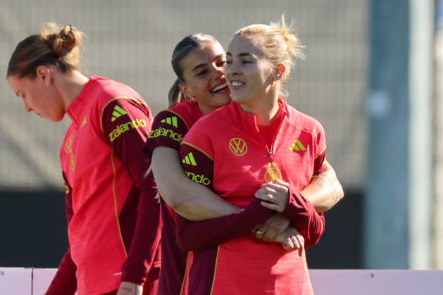 Herzogenaurach, Germany 08 April 2026 Training of the German womens national soccer team in preparation for the World Cup qualifiers in Herzogenaurach Pictured from left Selina Cerci Germany and Laura Freigang Germany Copyright: HMBxMedia MadeleinexFantini