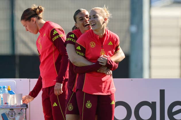 Herzogenaurach, Deutschland 08. April 2026: Training der deutschen Fußballnationalmannschaft der Frauen zur Vorbereitung auf die WM-Qualifikation in Herzogenaurach Im Bild: v.li. Larissa Mühlhaus Muehlhaus (Deutschland), Selina Cerci (Deutschland) und Laura Freigang (Deutschland) *** Herzogenaurach, Germany 08 April 2026 Training of the German womens national soccer team in preparation for the World Cup qualifiers in Herzogenaurach Pictured from left Larissa Mühlhaus Muehlhaus Germany , Selina Cerci Germany and Laura Freigang Germany Copyright: HMBxMedia MadeleinexFantini