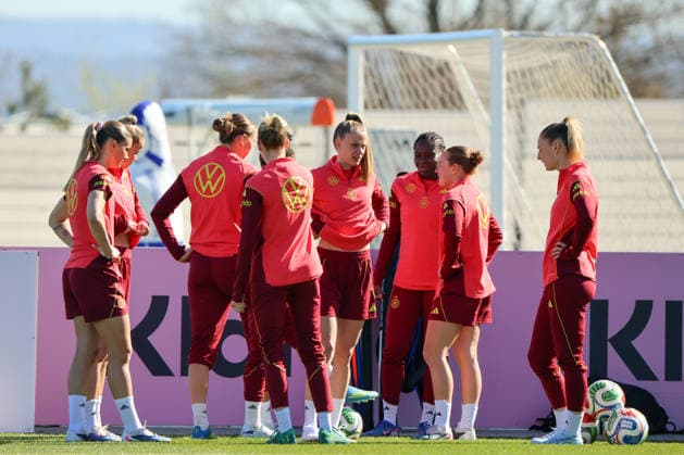 Herzogenaurach, Germany 08 April 2026 Training of the German womens national soccer team in preparation for the World Cup qualifiers in Herzogenaurach Pictured from left Selina Cerci Germany , Larissa Mühlhaus Muehlhaus Germany , Laura Freigang Germany , Vivien Endemann Germany , Nicole Anyomi Germany , Lisanne Gräwe Graewe Germany and Sarai Linder Germany Copyright: HMBxMedia MadeleinexFantini
